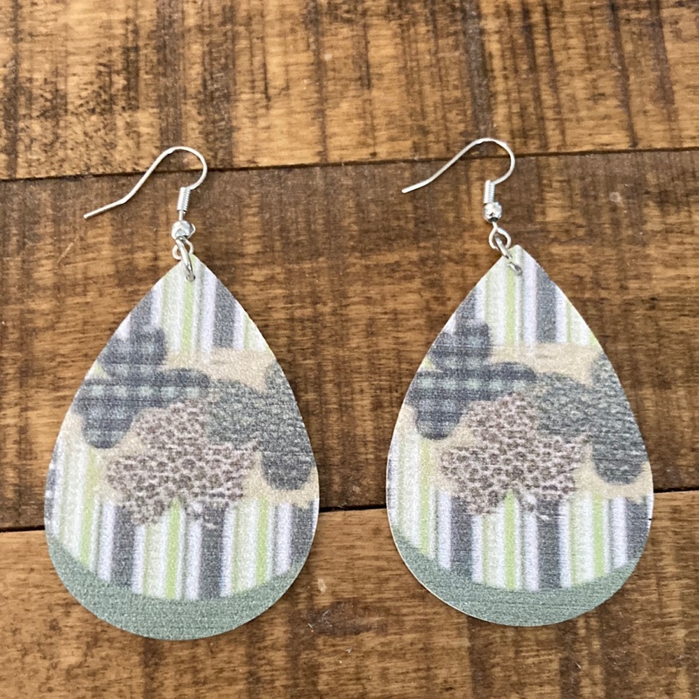 Women’s Green Striped Shamrock Water Drop Earrings New Without Tags